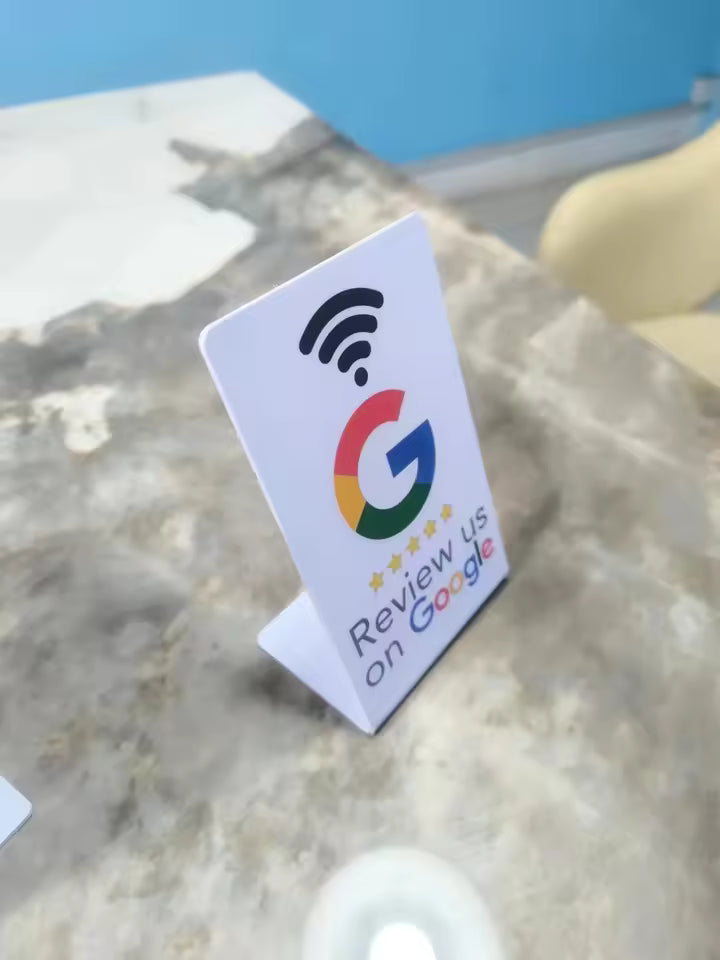 Soporte de mesa NFC Google Reviews en uso
